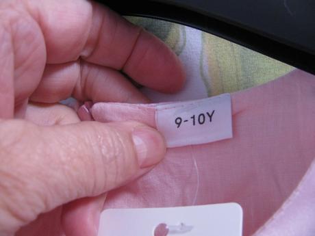 Krásné saténové květované šaty, 140