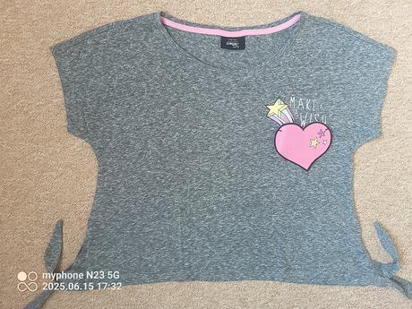 Crop-top zn."page one young" vel."146-152", 146