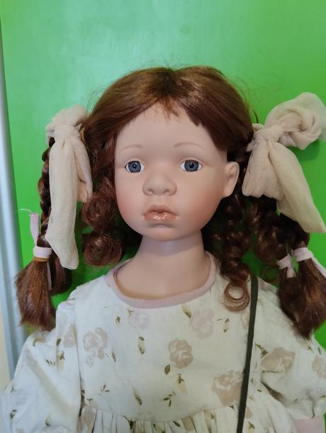 Značená mohutná porcelánová panenka,