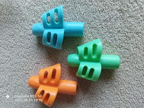 Pomůcky na správné držení tužky,