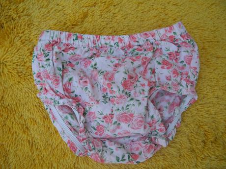 Šaty s kalhotkami, 68