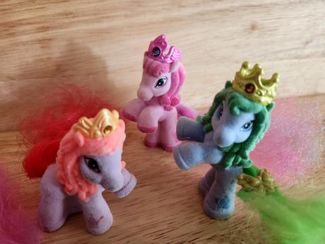 Figurky poníků s česacím ohonem,