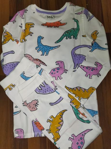 Bílé pyžamo s dinosaury 122, marks & spencer,122