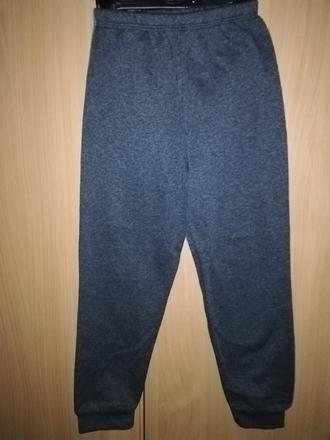 Tm.šedé tepláky vel. 122, 122