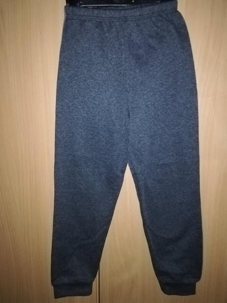 Tm.šedé tepláky vel. 122, 122