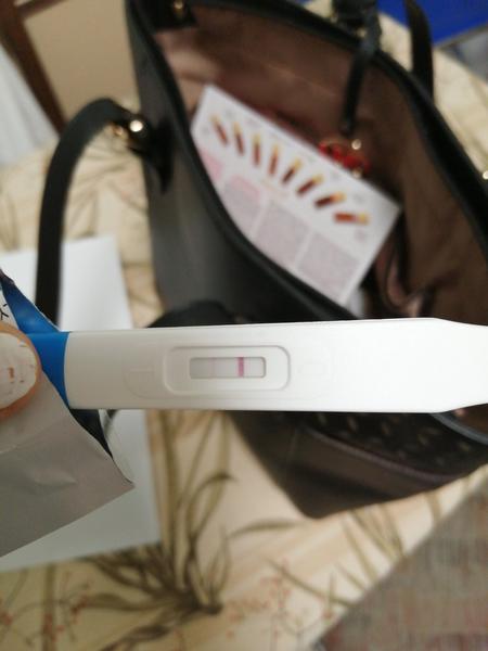 Může být těhotenský test večer falešně pozitivní?