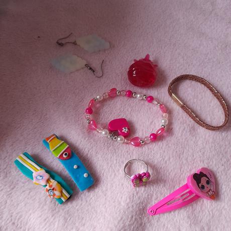 Růžový košík a holčičí šperky, 