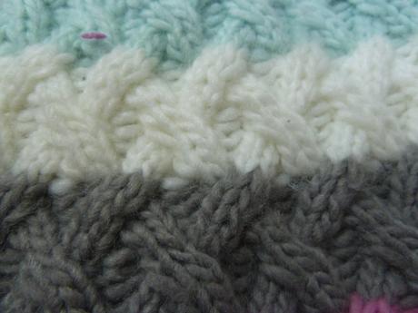 Pruhovaná čepice s bambulkou, 98