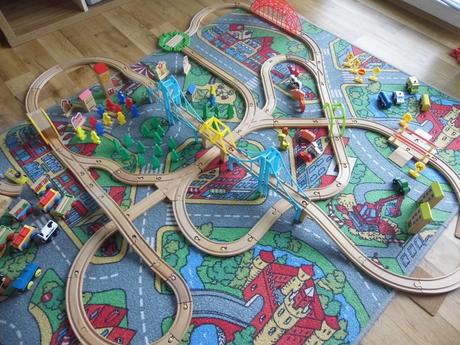 Dřevěné koleje vč. vláčků, vagónů apod., 