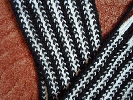 Bílá černá šála šálek, m