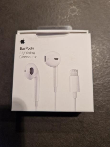 Apple iphone11 + ipods, apple