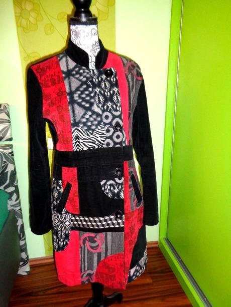 Luxusní černočervený kabát, desigual,42
