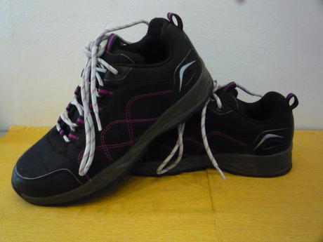 Trekové černé s fialovými drobnostmi boty vel. 37, 37