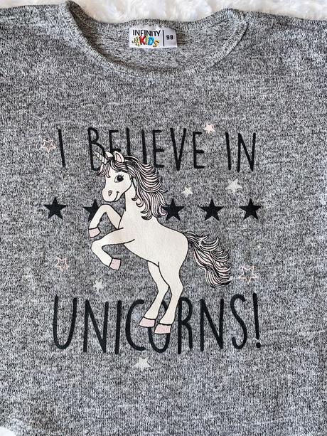 Šedý svetr infinity, 98