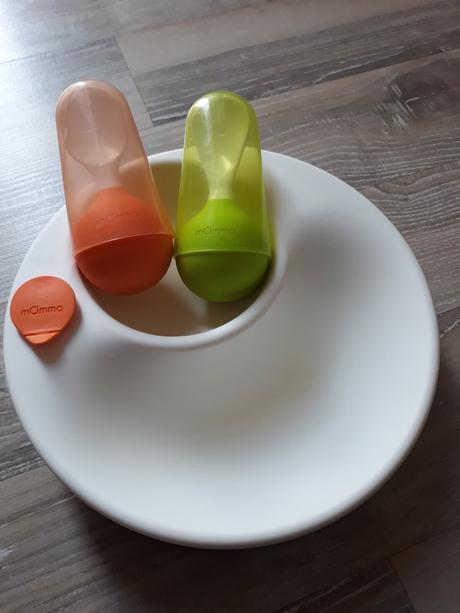 Mommo talířek uchovávající jídlo teplé.,