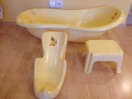 Vanička s lehátkem a stupínek k umyvadlu, 