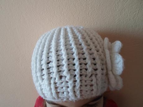 Bílá háčkovaná čepice čepička, 116