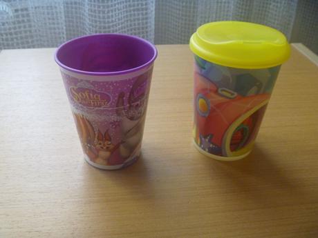 8 ks dětského plastového nádobí,