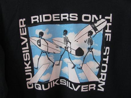Bavlněné tmavě modré tričko -kostry na surfech, quiksilver,164
