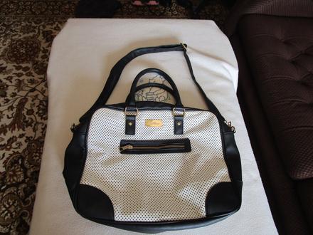 Pěkná bílo-černá pěkná kabelka, do ruky i rameno, 