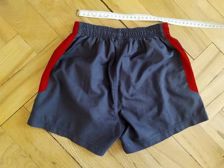 Tmavě modré kraťasy, 110