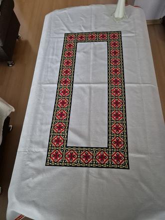 Ručně vyšívaný ubrus,