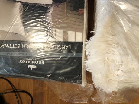 Teple povlečení s dlouhymi vlasy, chlupy,