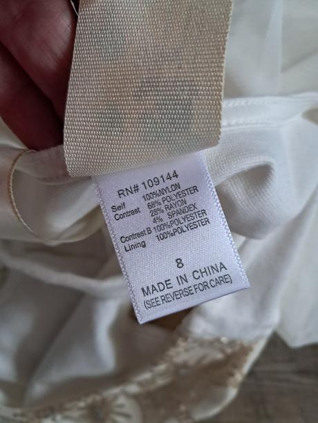 Zlatavé slavnostní šaty, 128