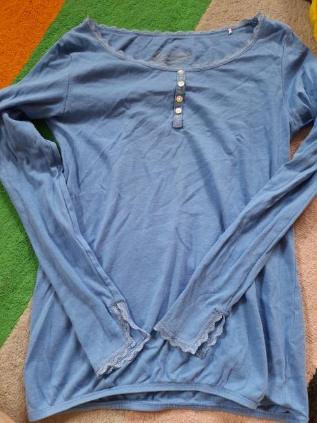 Bledě modré tričko s krajkami krásné, m