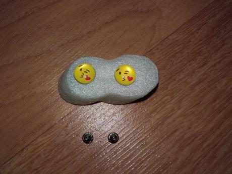 Náušnice emotikon pusa so srdcom, 