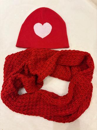 92/104 červená čepice se srdíčkem  + červený nákrč, h&m,98