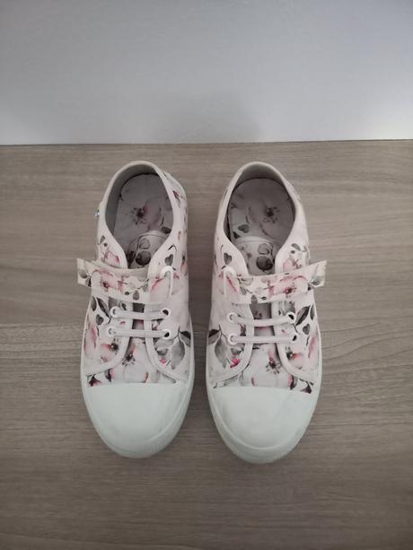 Tenisky s kytkami, 36