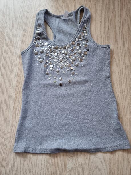 Tílko se stříbrným zdobením, s