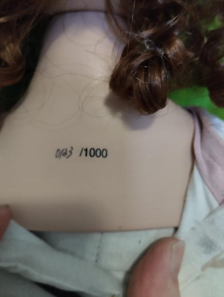 Značená mohutná porcelánová panenka,