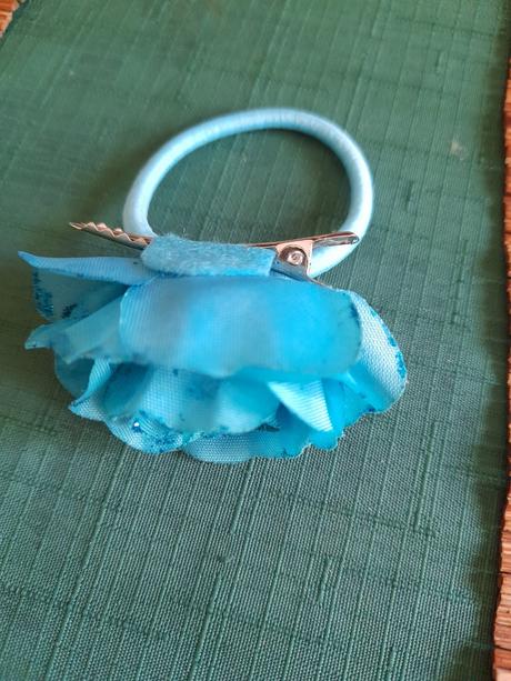 Modrá gumička s květinou a sponkou,