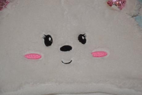 Bílá chlupatková zimní čepice s oušky a flitry, 122