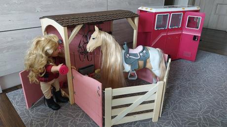 Kůň, stáj, přívěs a jezdkyně, 