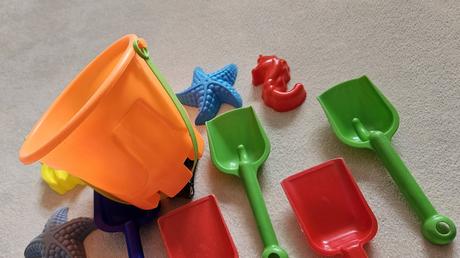 Kyblík, bábovky a lopatky na písek,