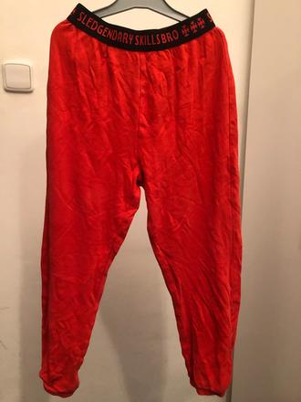 Červené pyžamové kalhoty, 116