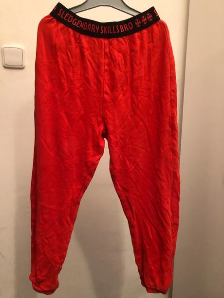 Červené pyžamové kalhoty, 116