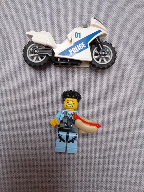 Lego hladový policista s motorkou,