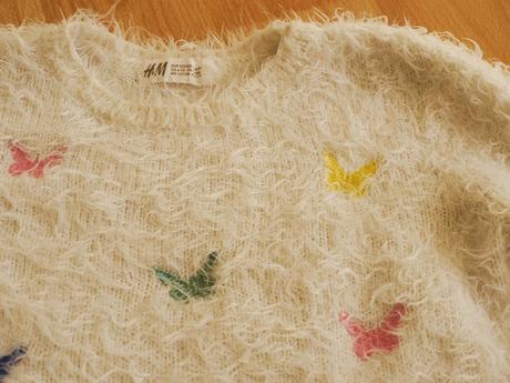 Chlupaty svetrik bily s motylky ve. 122/128, h&m,122
