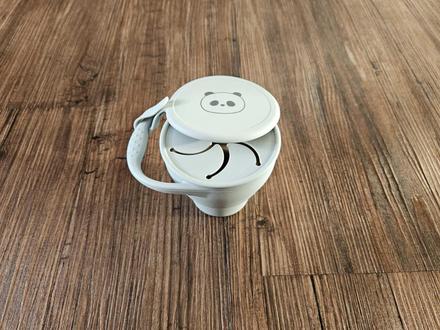 Šedý skládací silikonový hrnek na svačinu panda,