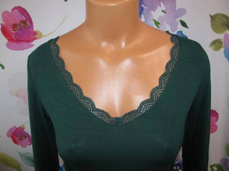 Dámská pružná halenka s krajkovým výstřihem, s