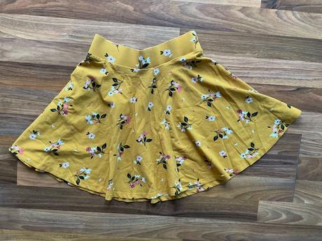 Nová žlutá široká sukně s kvítky, vel xs, clockhou, clockhouse,xs
