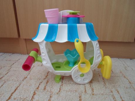 Play-doh pojízdný krámek na zmrzlinu,