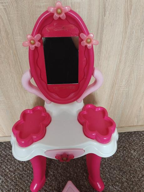 Kosmetický stolek s židličkou, 