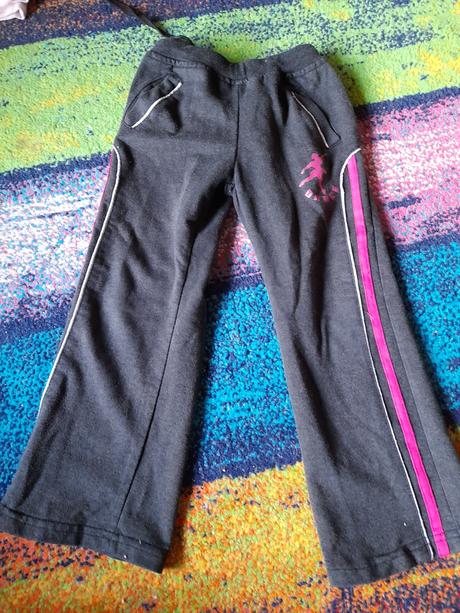 Černé tepláky na holku daruji, 110