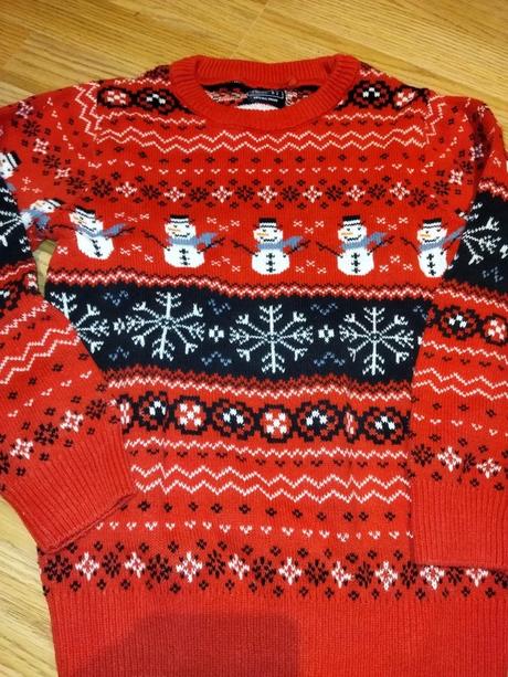 Červený svetr se sněhulaky 122 next, 122
