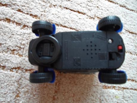 Auto na baterie jezdí svítí hraje,